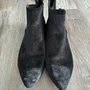 Black low heeled bootie